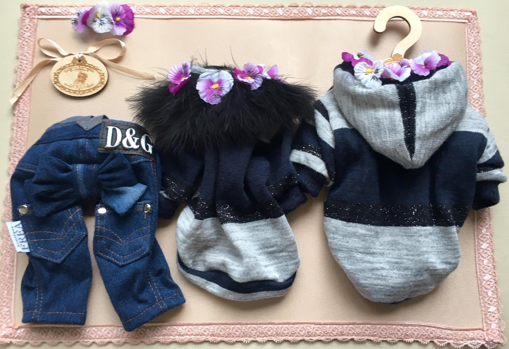 Дънки, пуловерче и двулицево топло якенце “My Yorkie Fashion Icon collection by FREA”
